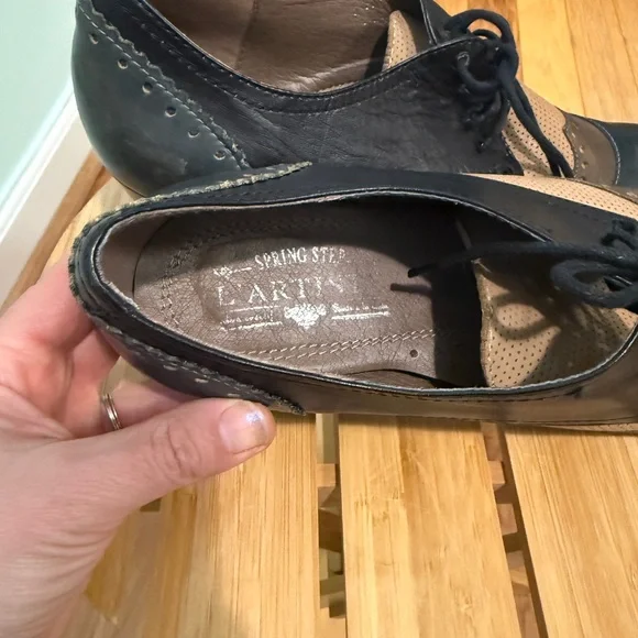 Victorian Black and Tan Women's Oxford Shoes - Picture 4 of 4